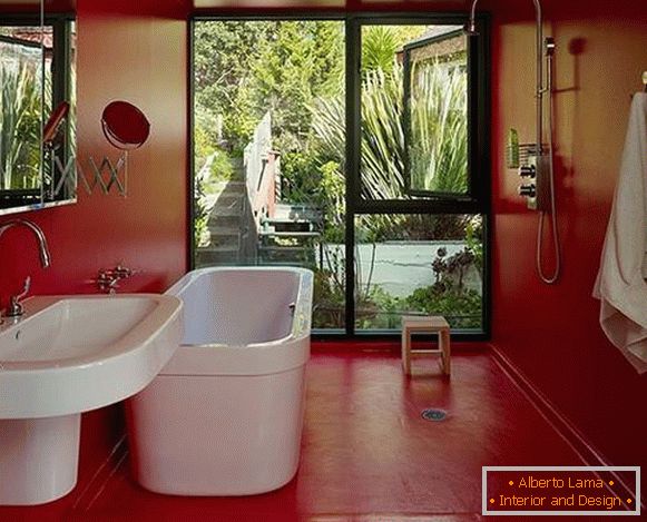 Varianty maľovania stien v byte - červená farba v kúpeľni