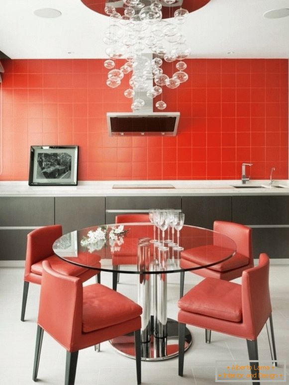Kuchynský dizajn s červenou náhlavnou súpravou