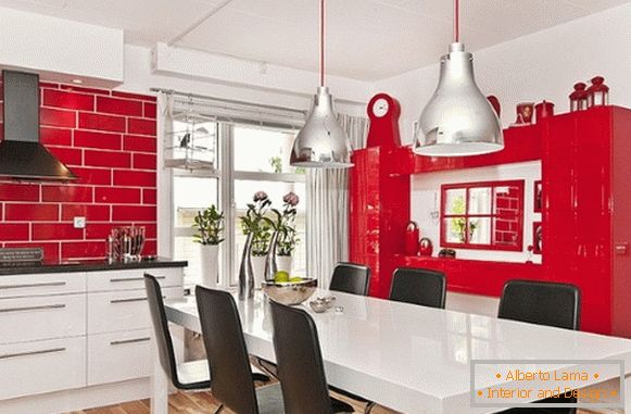 Kuchyňa je červená s bielou fotografiou 14
