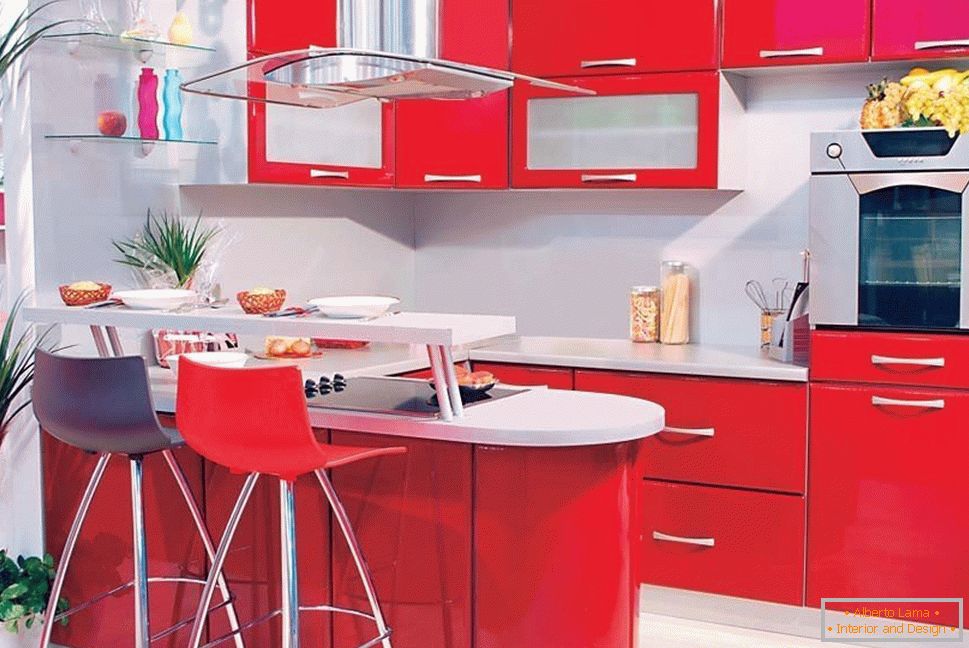 Červený nábytok v kuchyni