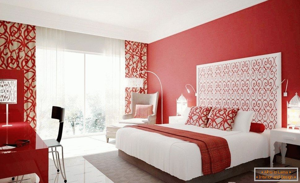 Biely nábytok v spálni s červenými stenami