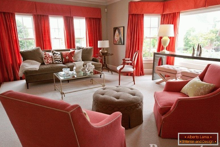 Červené záclony v obývacej izbe