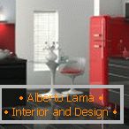 Červená chladnička a šedý nábytok v kuchyni