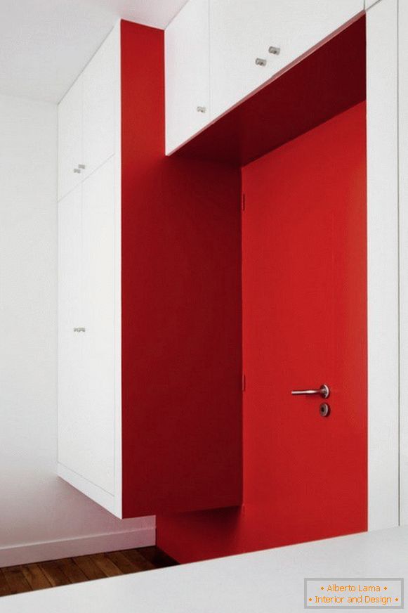 Kreatívny interiér bytu v červenej farbe