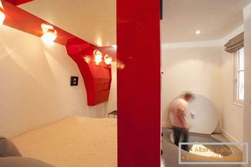 Pôvodný dizajn spálne: transformovateľná červená a biela miestnosť a kúpeľňa