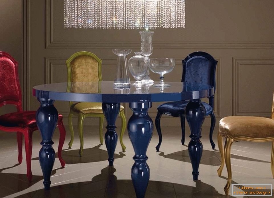 Modrý okrúhly stôl v interiéri