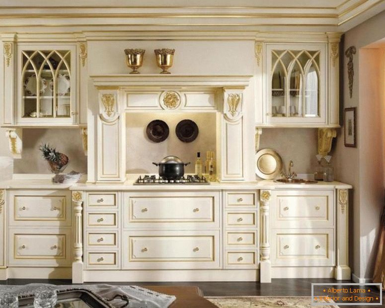klasické-biele-zlaté-drevené-šatník-pre-kuchyňa-dizajn záves-sklo-okenné rohové osvetlenie-nad-sporák-ako-dobre-hnedý-kvetinový-koberec-na-tmavo-drevené podlahy-jpg