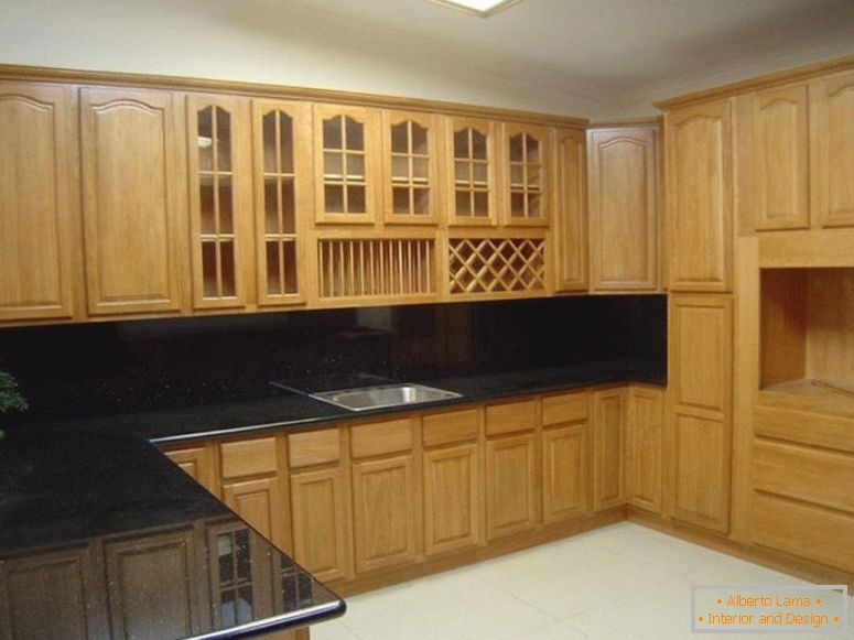 Zaujímavý-drevenú skriňu-for-kuchyni-design_white-dlaždice-floor_lighting-predstavu-in-strop, vrátane-čiernej žuly-pultu-jpg