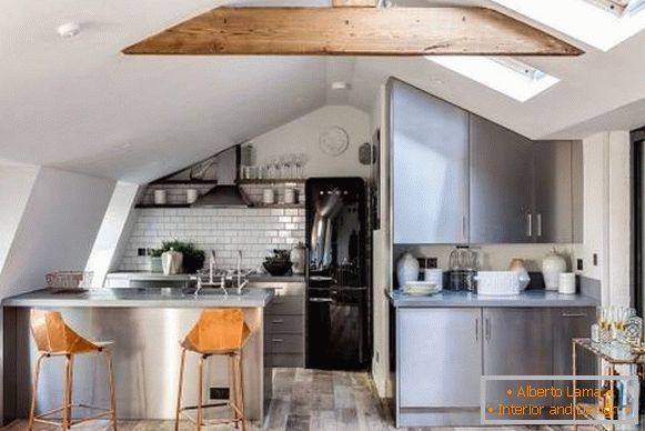 Biela kuchynská loft s drevenou podlahou a trámy