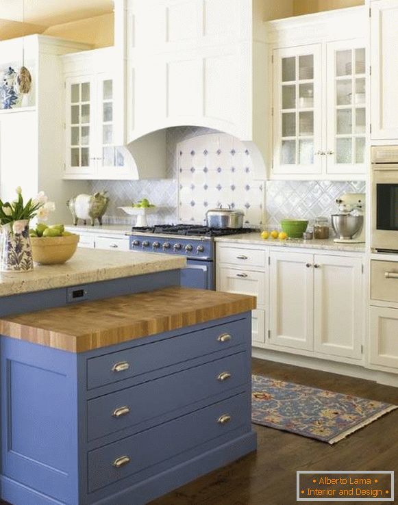 Biela a modrá kuchyňa v štýle Provence