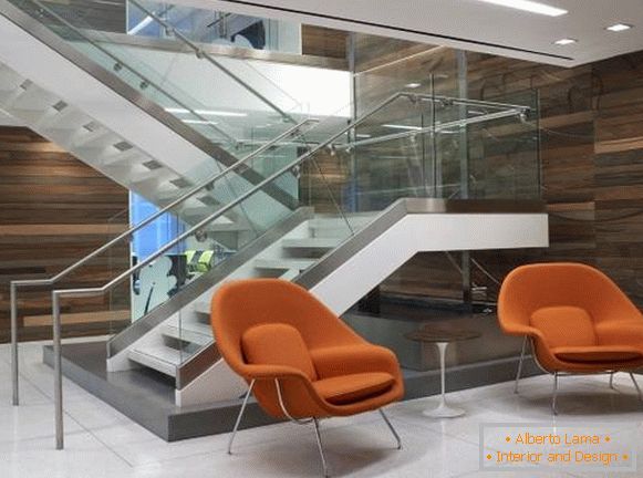 Oranžové stoličky Saarinen Womb