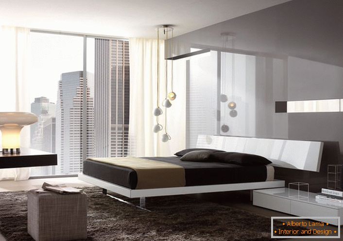 Moderný štýl často používa nízke lustre. Päť lustrov s lakonickými odtieňmi na rôznych úrovniach visí nad posteľou.
