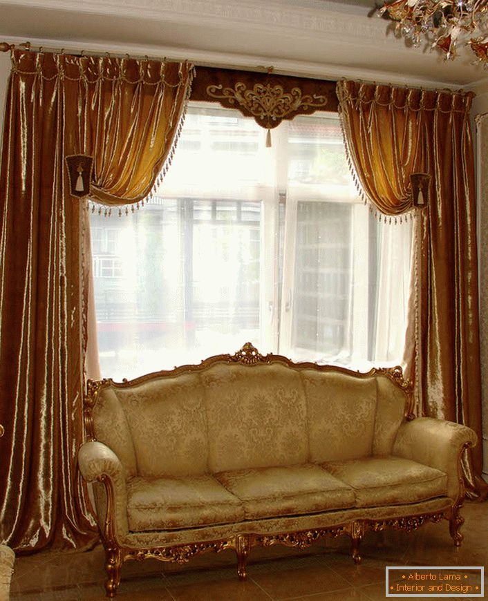 Zlatá dekorácia obývacej izby