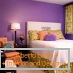 Spálňa s fialovou tapetou