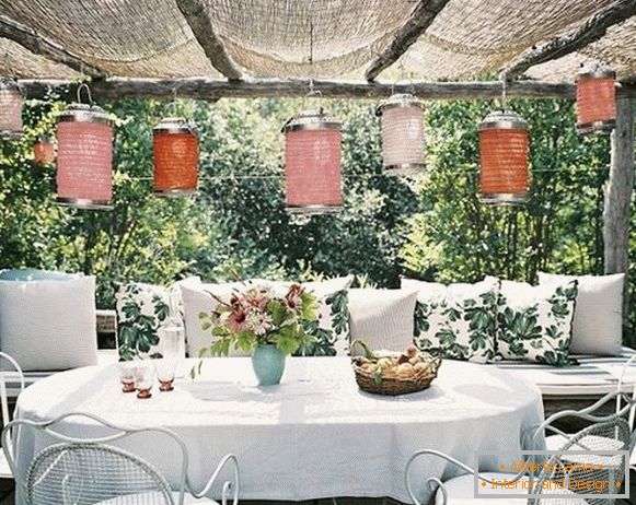 Dekoratívne dekorácie v letnej kuchyni s verandou, foto 4