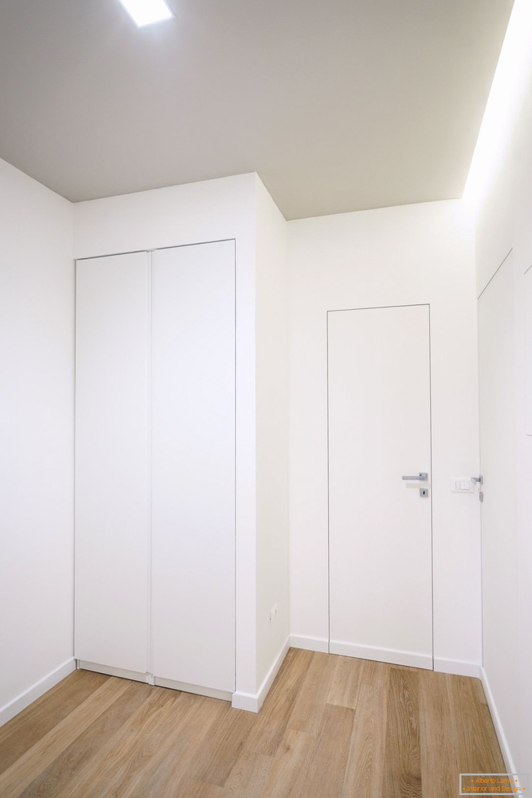 Koridor v bielej farbe