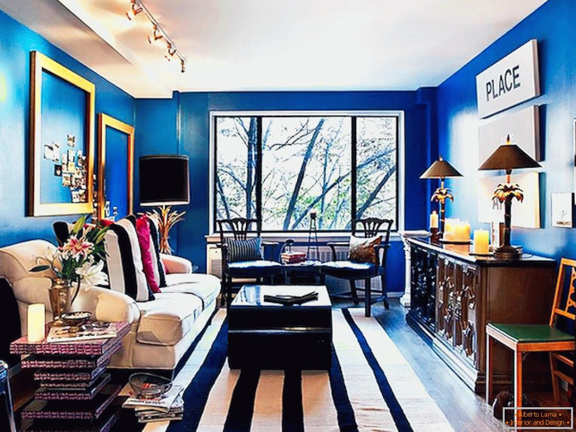 Interiér obývacej izby v modrej