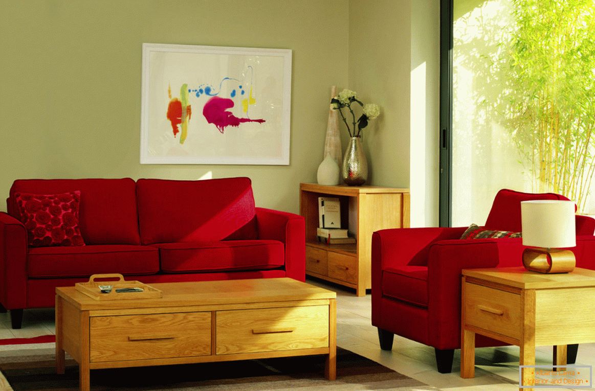 Červený nábytok v svetlej obývacej izbe