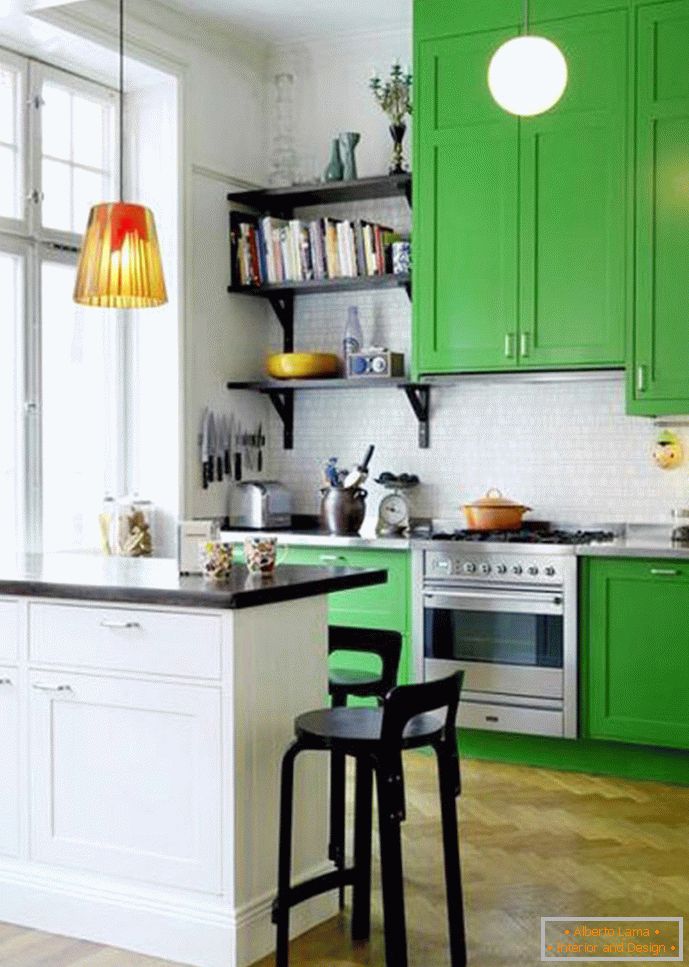 Kuchyňa v bielej a zelenej farbe