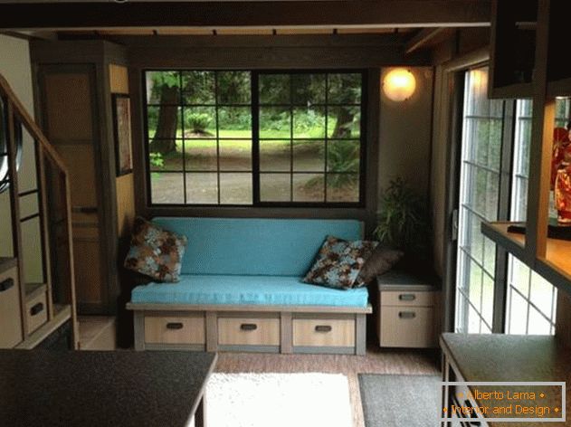 Obývacia izba v malom japonskom dome
