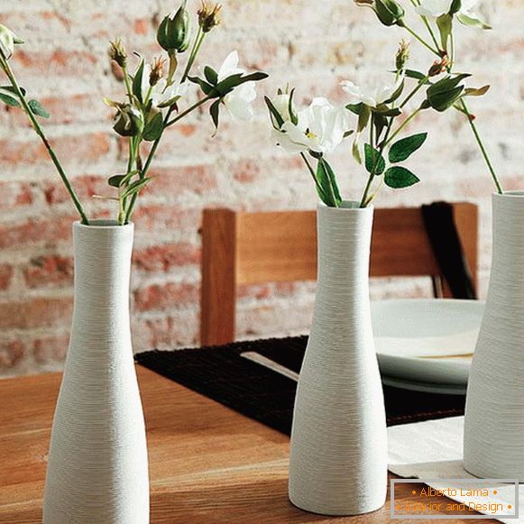 Vázy s kvetmi na stole