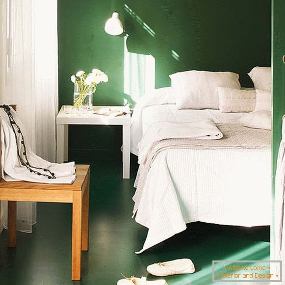 Malá spálňa v bielej a zelenej farbe
