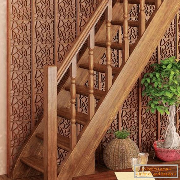 Krásny dizajn schodiska v súkromnom dome - fotografia dreveného modelu