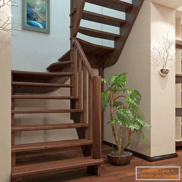 Drevené schodisko s niekoľkými rozpätiami v súkromnom dome
