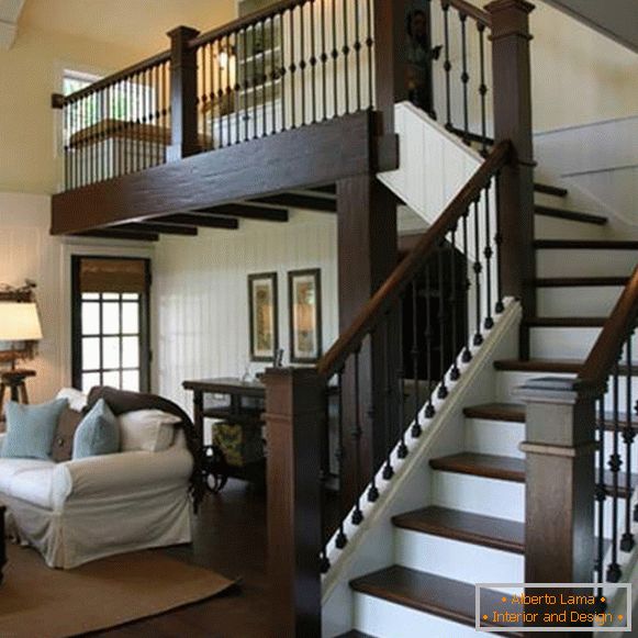 Krásny dizajn schodiska v súkromnom dome s drevenými zábradliami