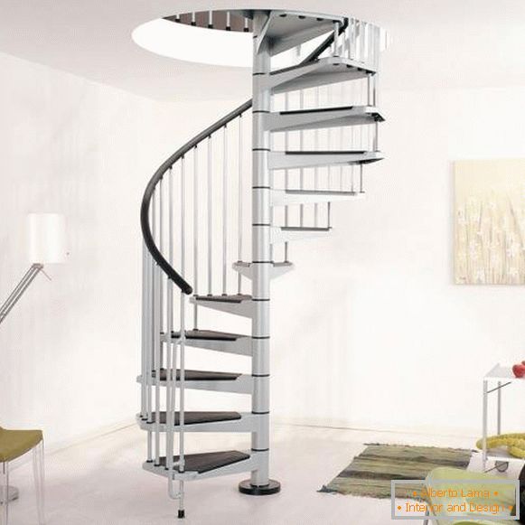 skrutka лестница в частном доме из металла с покрытием ступеней