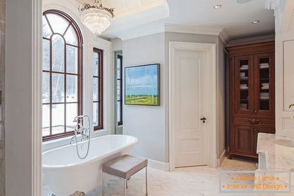 Svetlé dvere v interiéri kúpeľne s bielymi dlaždicami