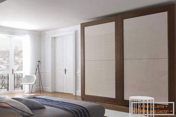 Klasické biele dvere vo vnútri apartmánu - foto spálňa