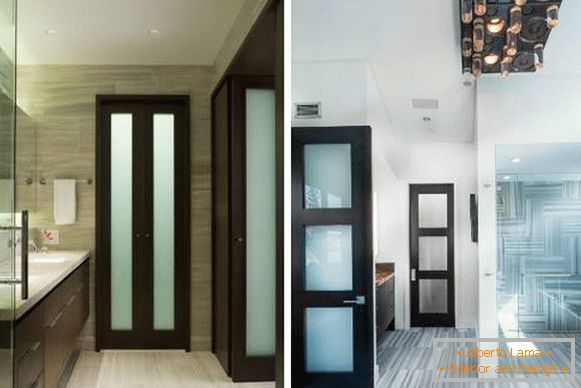 Tmavá farba dverí v interiéri kúpeľne s ľahkou podlahou
