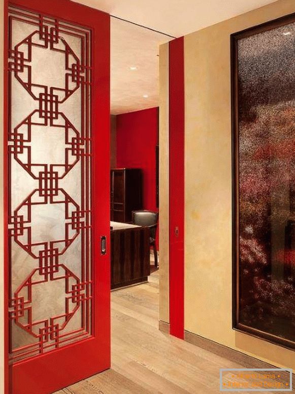 Červené dvere vo vnútri bytu - foto