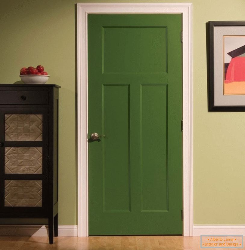 Zelené dvere v miestnosti