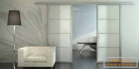 Posuvné sklenené dvere v bielom interiéri
