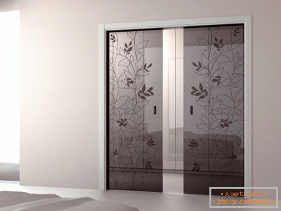 Posuvné sklenené interiérové ​​dvere - fotka so zeleninovým vzorom