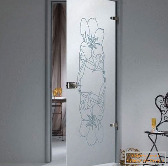 Hojdacia sklenená dverová skrinka medzi izbami s kvetinovým vzorom