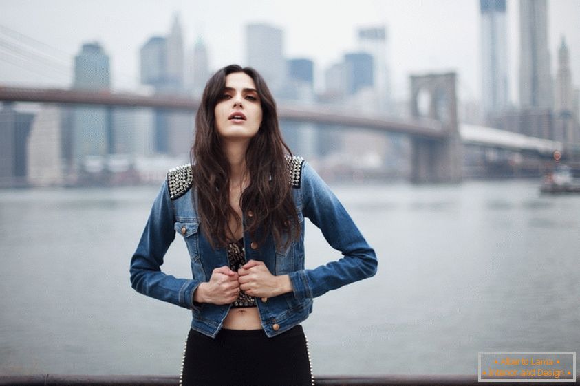 Portrét dievčaťa v pozadí Brooklynského mosta