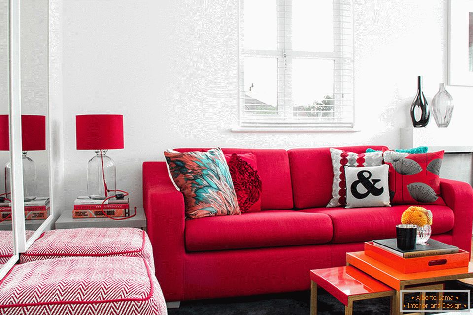 Červené akcenty v dizajne obývacej izby