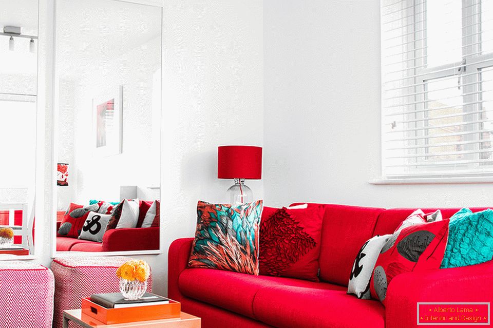 Červený nábytok a doplnky v bielej obývacej izbe
