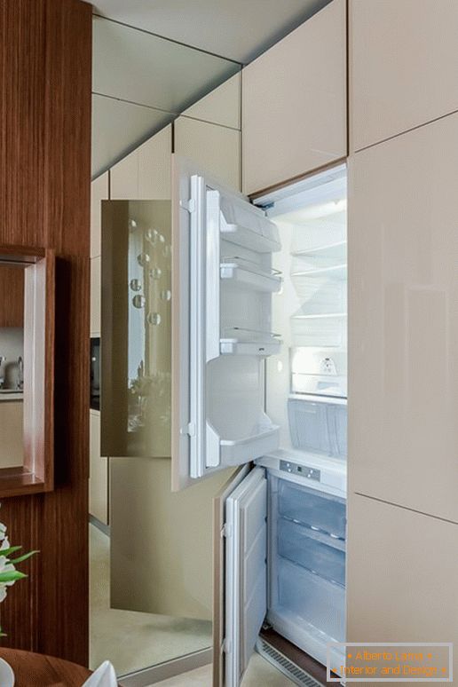 Chladnička v kuchyni s účinkom optickej ilúzie