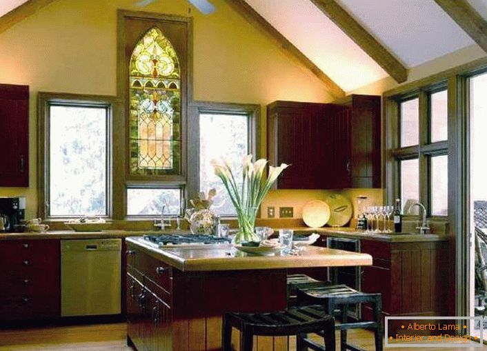 Farebné sklo v kuchyni v štýle krajiny sa stáva ochranou pred nadmerným slnečným žiarením. 