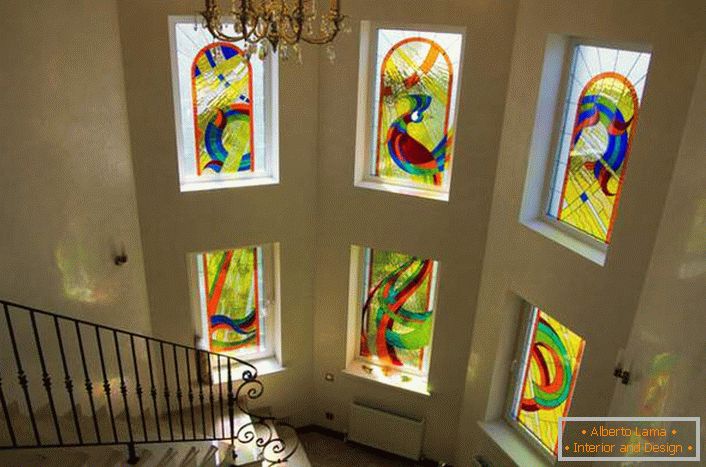Luxusná výzdoba okien s farebným sklom. Niektoré prvky sú spojené v jednom obrázku. 