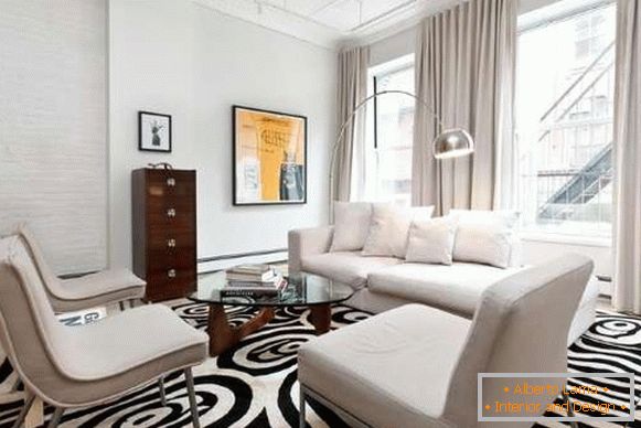 Čiernobiely koberec v obývacej izbe s moderným dizajnom