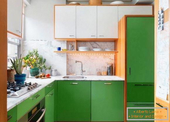 Malá kuchyňa v bielych a zelených tónoch