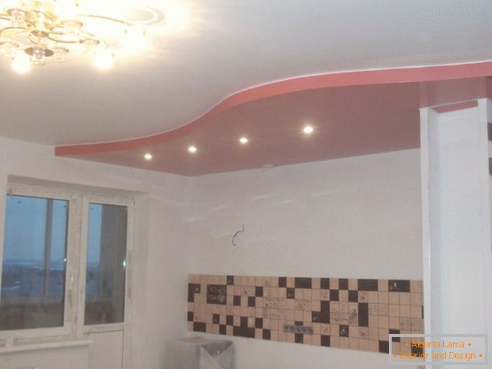 Klasický dvojúrovňový strop v červeno-bielych farbách pre priestrannú kuchyňu.
