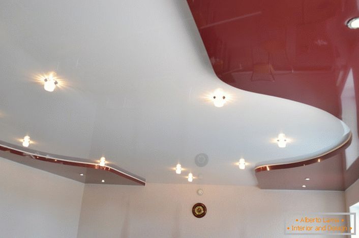 použitie stropných a zapustených svietidiel vám umožní harmonicky poraziť originalitu stropu.