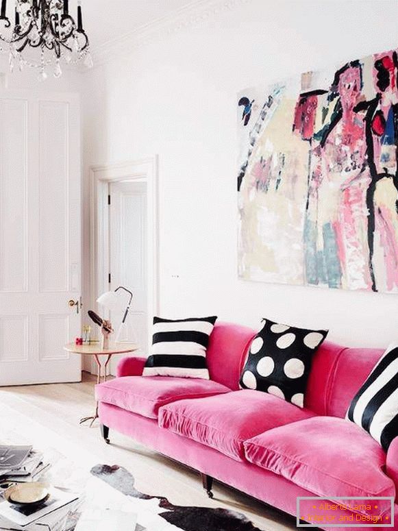 Ružový pohovka v interiéri obývacej izby