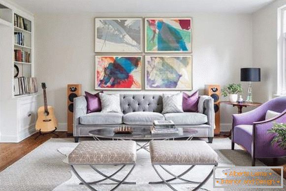 Luxusná pohovka v striebornej farebnej fotografii vo vnútri obývacej izby